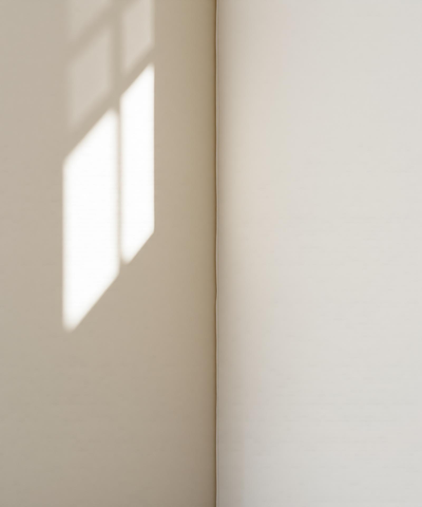 Gladde stucwand met daglicht